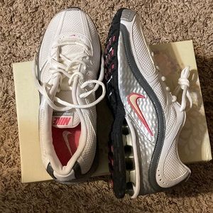 Woman’s Nike reax run 5